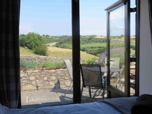 A room with a large window overlooking a rural landscape. - Vale of Glamorgan - Cottage - Sleeps 4 - Parking (Barry)