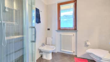 Familienapartment, Mehrere Schlafzimmer, Bergseite (La Brezza Del Lago Maggiore with view) | Badezimmer