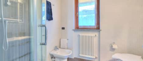 Family Apartment, Multiple Bedrooms, Mountainside (La Brezza Del Lago Maggiore with view) | Bathroom