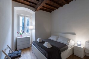 Basic Apartment, 1 Double Bed with Sofa bed | 1 bedroom, desk, laptop workspace, iron/ironing board - Stay in the Heart of Florence (Florence)