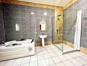 Classic-Apartment | Badezimmer | Regendusche, kostenlose Toilettenartikel, Bidet, Handtücher