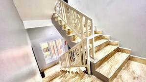 Una escalera con barandilla blanca y escalones de madera.