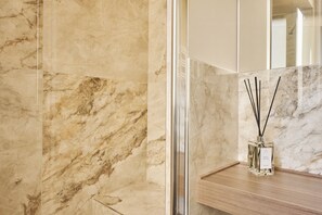 Ripa 3 (Ripa di Porta Ticinese 73) | Bathroom | Free toiletries, hair dryer, towels, soap - Milan Retreats Navigli (Milan)