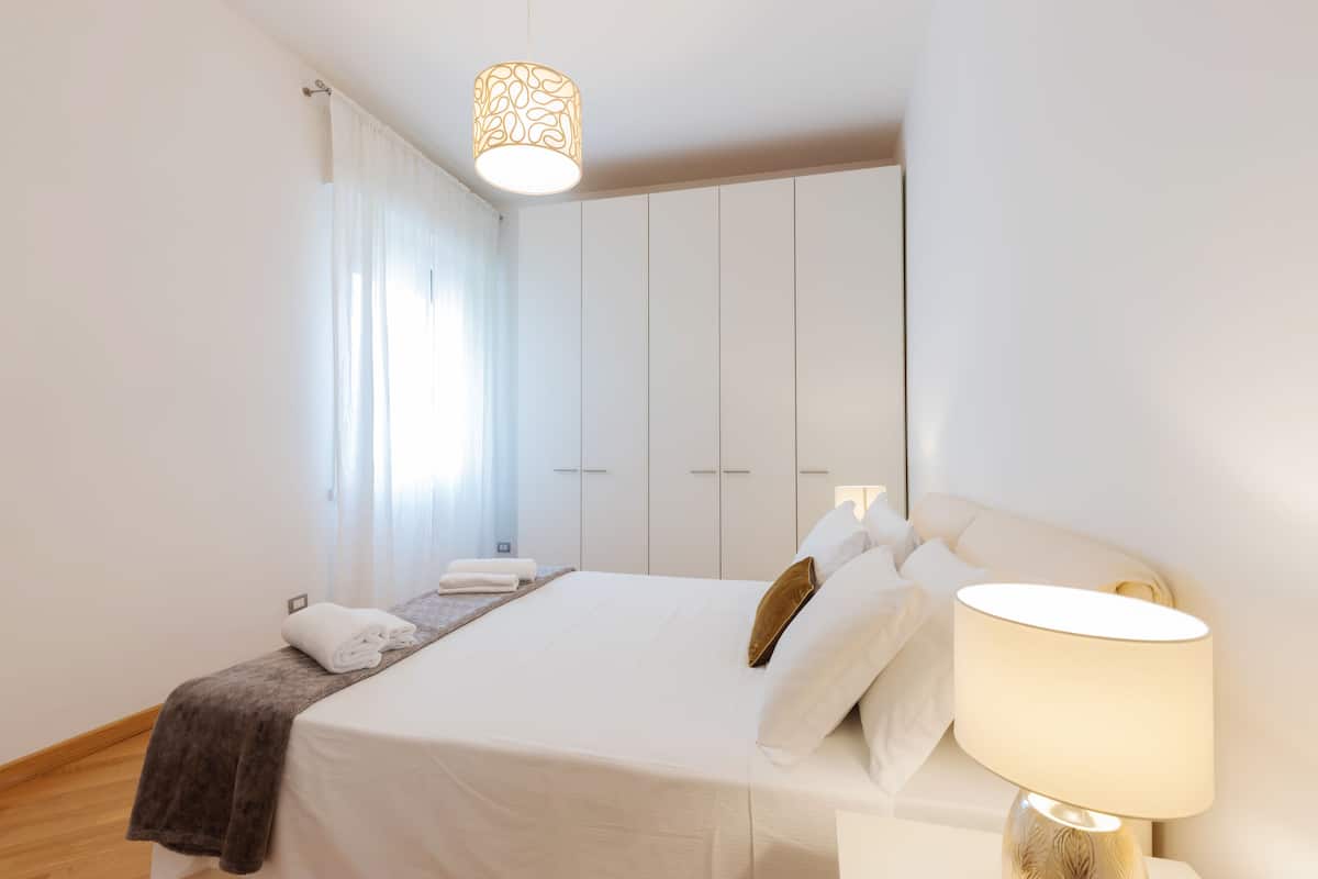 Junior Apartment AURISPA (Via Aurispa 2) | 埃及棉床單、高級寢具、羽絨被、書桌