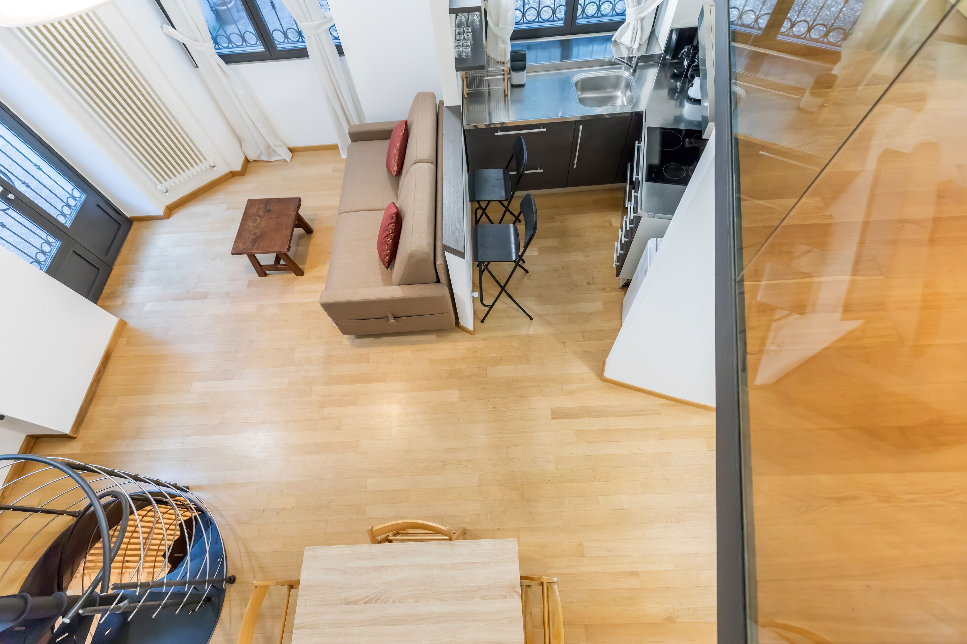 Eine moderne Wohnung mit Küche, Essbereich und einer kleinen Sitzecke.