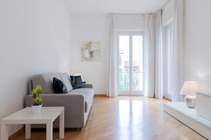 Junior Apartment AURISPA (Via Aurispa 2) | Living area | Flat-screen TV - Milan Retreats Navigli (Milan)