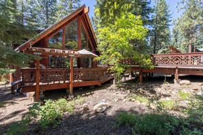 Property grounds - Tahoe Vista Lake Lodge (Kings Beach)