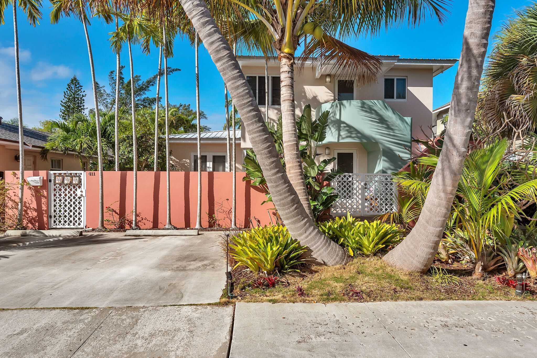 Art Deco Pool House  a mile to Beach Pets welcome