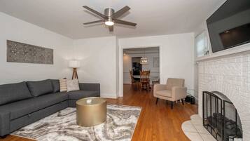 Huoneisto, 1 keskisuuri parisänky, parveke, näköala puutarhaan | Oleskelualue | 40–tuumainen televisio, jossa digitaalikanavat