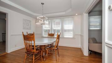 Condo, 1 Katil Ratu (Queen), Balcony, Garden View | Tempat makan