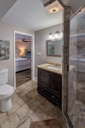 Maison, Plusieurs lits, cuisine, vue sur la ville | Salle de bain | Serviettes fournies