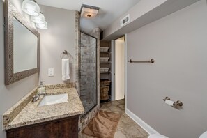 House, Multiple Beds, Kitchen, City View | Bathroom | Towels