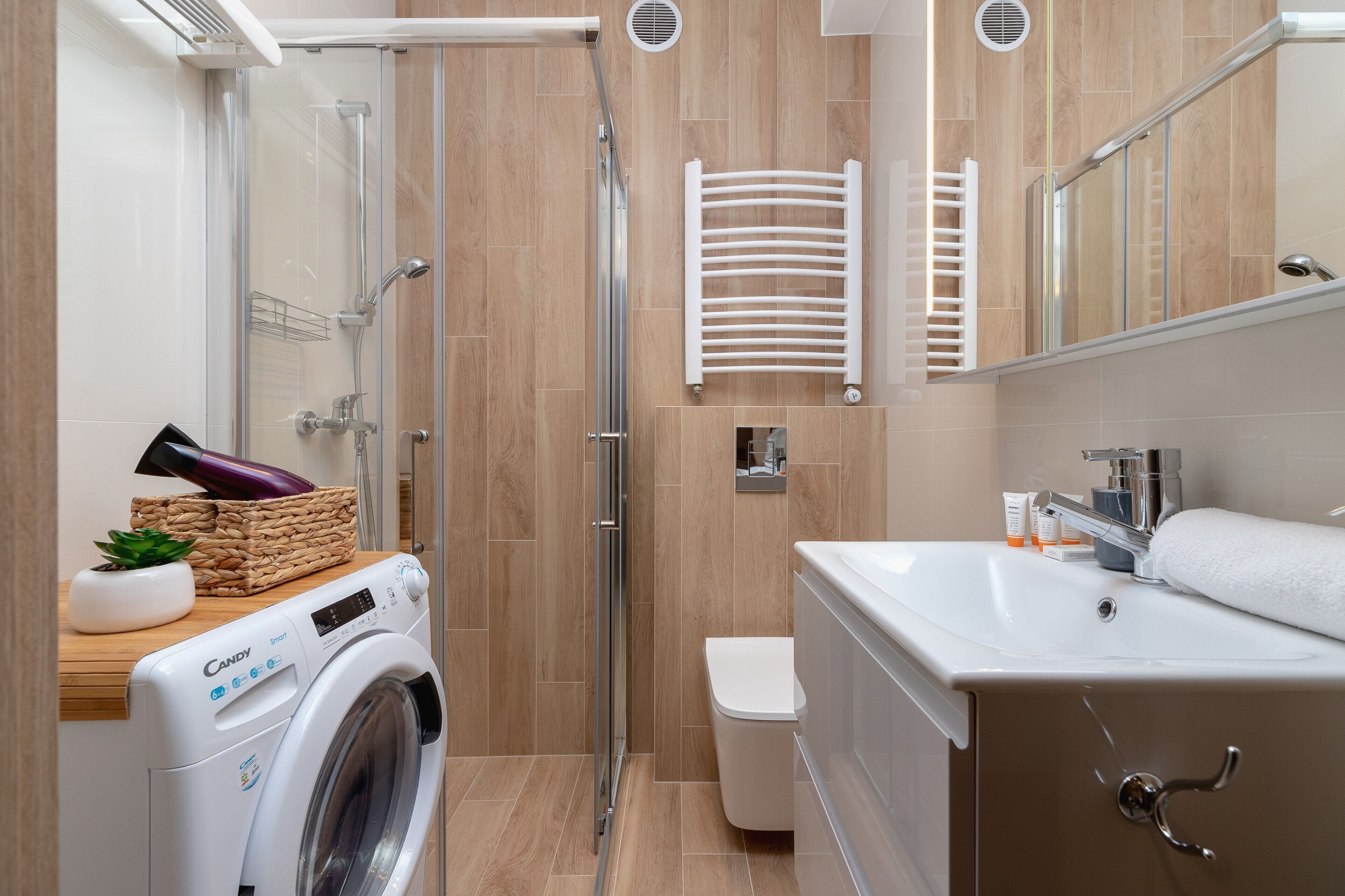 Apartment, 1 Bedroom, Balcony | Bathroom | Shower, towels