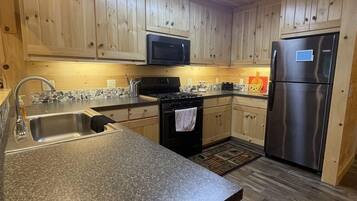 House, 4 Bedrooms | Private kitchen | Fridge, oven, coffee/tea maker, toaster