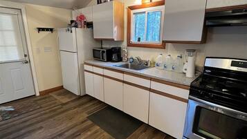 Cottage, 2 Bedrooms | Private kitchen | Fridge, oven, coffee/tea maker, toaster