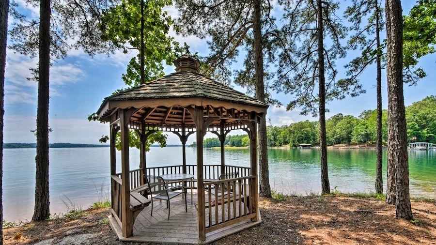 Lake Front Keowee Condo W/ Balcony & Resort Amenities! 2 Bedroom Condo by RedAwning