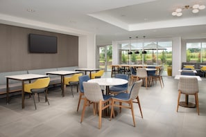 Free daily buffet breakfast - TownePlace Suites by Marriott Cincinnati Mason (Mason)