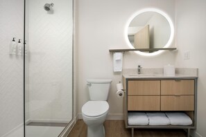 Suite estudio, 1 cama de matrimonio grande con sofá cama | Baño | Cabezal de ducha con hidromasaje, secador de pelo, toallas y jabón