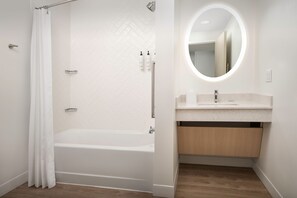 Suite, 1 camera da letto | Bagno | Doccia idromassaggio, asciugacapelli, asciugamani, sapone