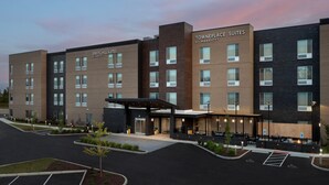 Un hotel amb diverses edificacions, cadascuna amb noms diferents com 'Springhill Suites' i 'Towneplace Suites by Marriott'. Hi ha aparcament i una zona enjardinada amb arbres petits.