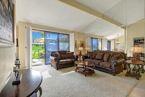 Condo, varias camas (VB886 - Palm Valley CC) | Área de sala de estar