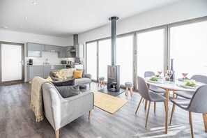 TV, fireplace - The Haywain, Flatford (Colchester)