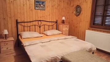 Chalet | 2 bedrooms, iron/ironing board, free WiFi, bed sheets