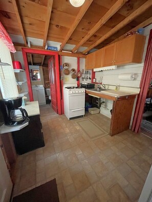 Cottage, 2 Bedrooms | Private kitchen | Fridge, oven, coffee/tea maker, toaster