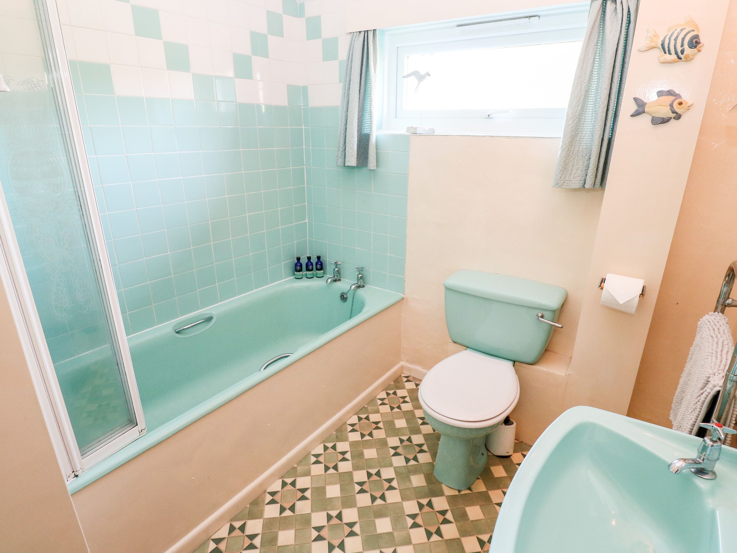 Ein Badezimmer mit Badewanne, Toilette und Waschbecken.