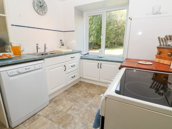 Dishwasher, cookware/dishes/utensils
