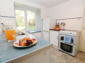 Fridge, dishwasher, electric kettle, toaster - Bosworlas Farm House (Penzance)