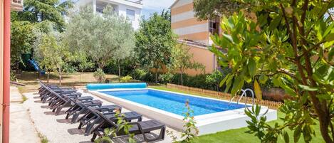 Villa (Four Bedroom Villa with Swimming Pool) | Pool | Utomhuspool, parasoller och solstolar