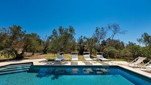 A clear blue swimming pool with white lounge chairs and a concrete deck. - 2081 Villa Crocilupo by Perle di Puglia (Gagliano del Capo)