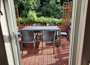 Cottage | Outdoor dining - Charming Two Bed Cottage Glan Gwna Holiday Park (Caernarfon)