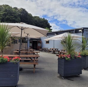 Cottage | Property grounds - Charming Two Bed Cottage Glan Gwna Holiday Park (Caernarfon)