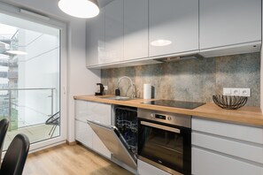 Dishwasher, cookware/dishes/utensils