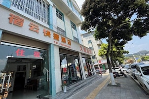 Un hotel con fachada y varias unidades a la vista.