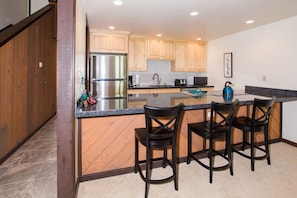 Condo, 2 habitaciones | Cocina privada | Refrigerador, horno y tostadora 