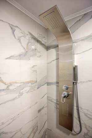 Apartamento | Baño | Ducha, secador de pelo y toallas