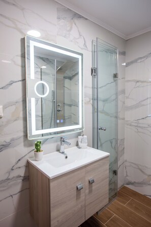 Apartamento | Baño | Ducha, secador de pelo y toallas