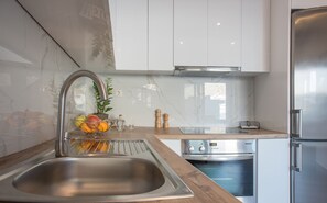 Apartamento | Cocina privada | Frigorífico, horno, placa de cocina y hervidor eléctrico