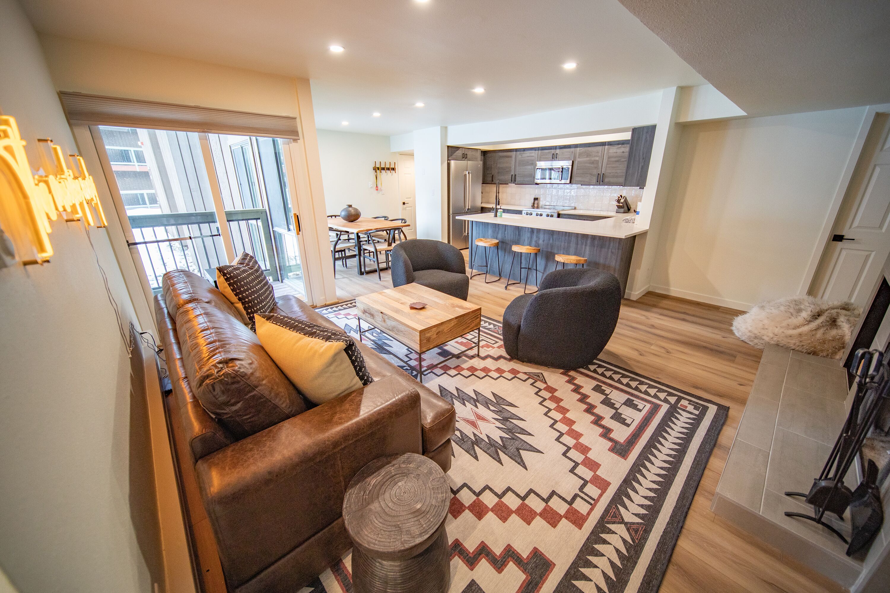 Familienapartment, 3 Schlafzimmer, Kamin, Blick auf den Innenhof (Wild Irishman 1054) | Wohnbereich | 42-Zoll-Smart-TV mit Kabelempfang, Fernseher, Kamin