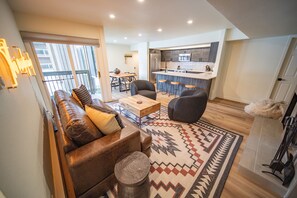 Condo familial, 3 chambres, foyer, vue sur la cour intérieure (Wild Irishman 1054) | Aire de séjour | Téléviseur connecté de 42 po avec télévision par câble, téléviseur