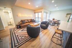 家庭公寓客房, 3 間臥室, 壁爐, 庭園景觀 (Wild Irishman 1054) | 起居區 | 42-吋智慧型電視、有線頻道、電視、壁爐