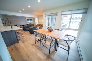 Condo familial, 3 chambres, foyer, vue sur la cour intérieure (Wild Irishman 1054) | Aire de séjour | Téléviseur connecté de 42 po avec télévision par câble, téléviseur