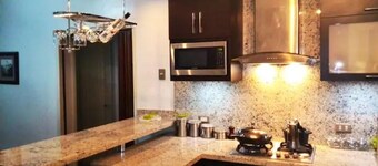 Beautiful, Modern 2 Bedroom Apartment, Bathroom, Well Located!