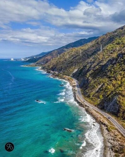 Beautiful, Modern 2 Bedroom Apartment, Bathroom, Well Located!