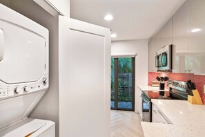 Casa, varias camas, patio, vistas al jardín (Delray Deco B) | Cocina privada | Frigorífico, microondas, horno y placa de cocina