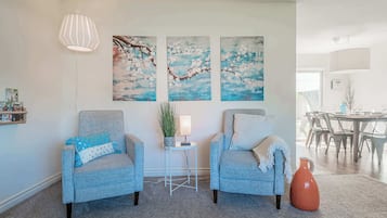 Ferienhaus, Mehrere Betten, Whirlpool, Gartenblick | Wohnbereich