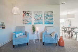 Ferienhaus, Mehrere Betten, Haustiere gestattet, Gartenblick | Wohnbereich | 40-Zoll-Fernseher mit Kabelempfang, Kamin, Videospielkonsole